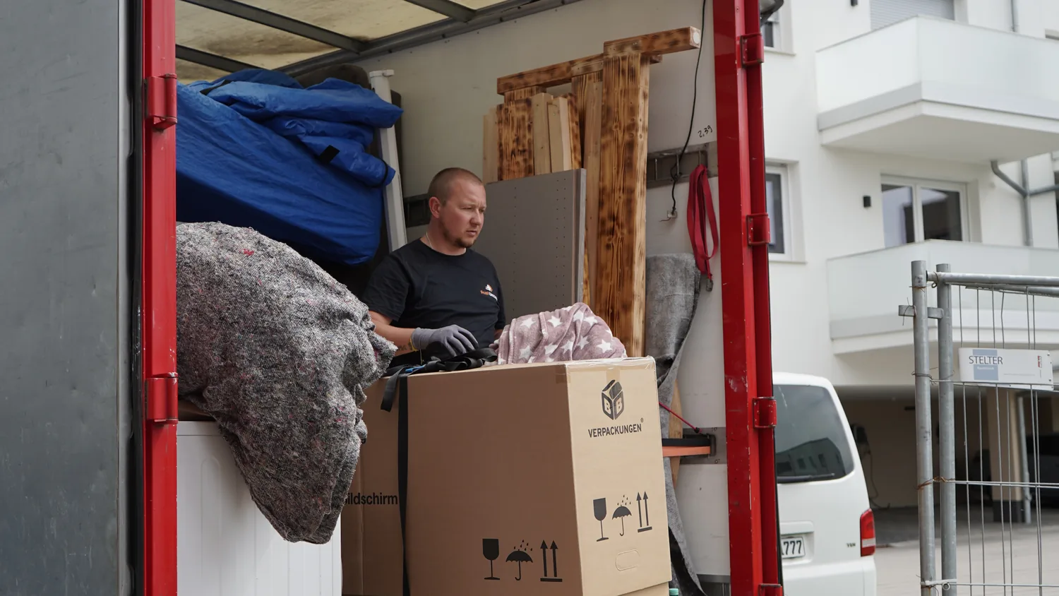 Umzugskartons und Möbel mit Decken geschützt im Umzugswagen – Einlagerung in Hildesheim