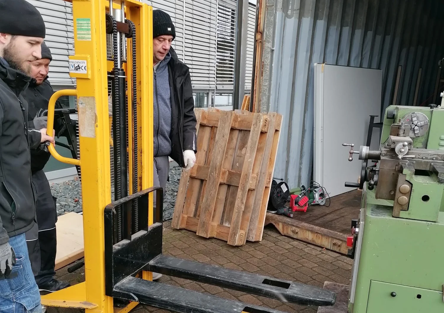 Aust Umzüge Mitarbeiter lagern Möbel mit Stapler ein – Einlagerung und Lagerung in Hildesheim