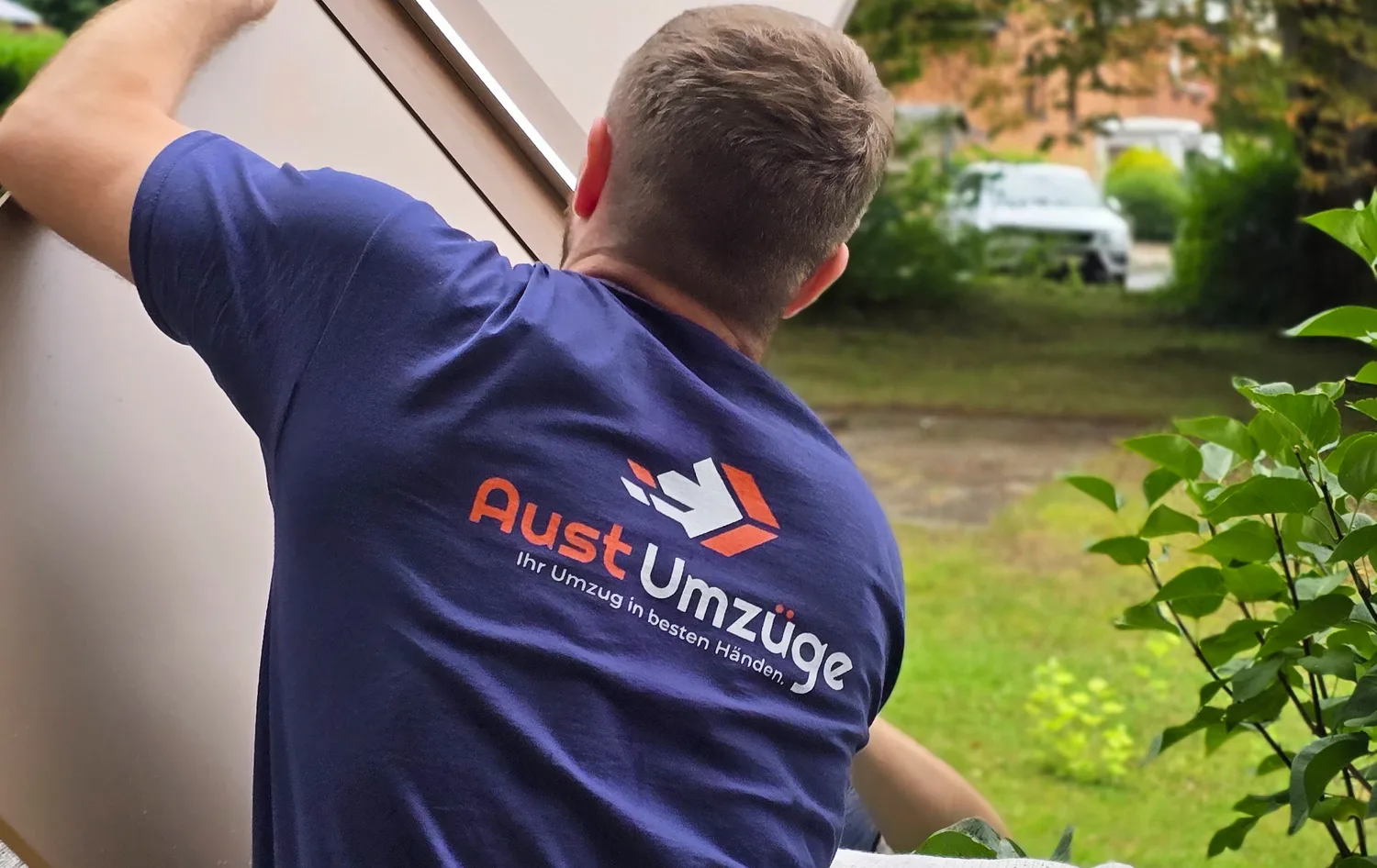 Aust Umzüge Mitarbeiter bei einer Entrümpelung in Hildesheim – im Firmen-Shirt bei der Arbeit