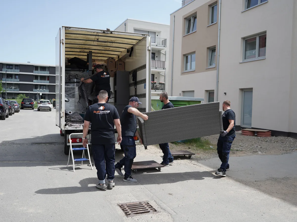 Firmenumzug Hildesheim – vier Mitarbeiter verladen große Möbelteile