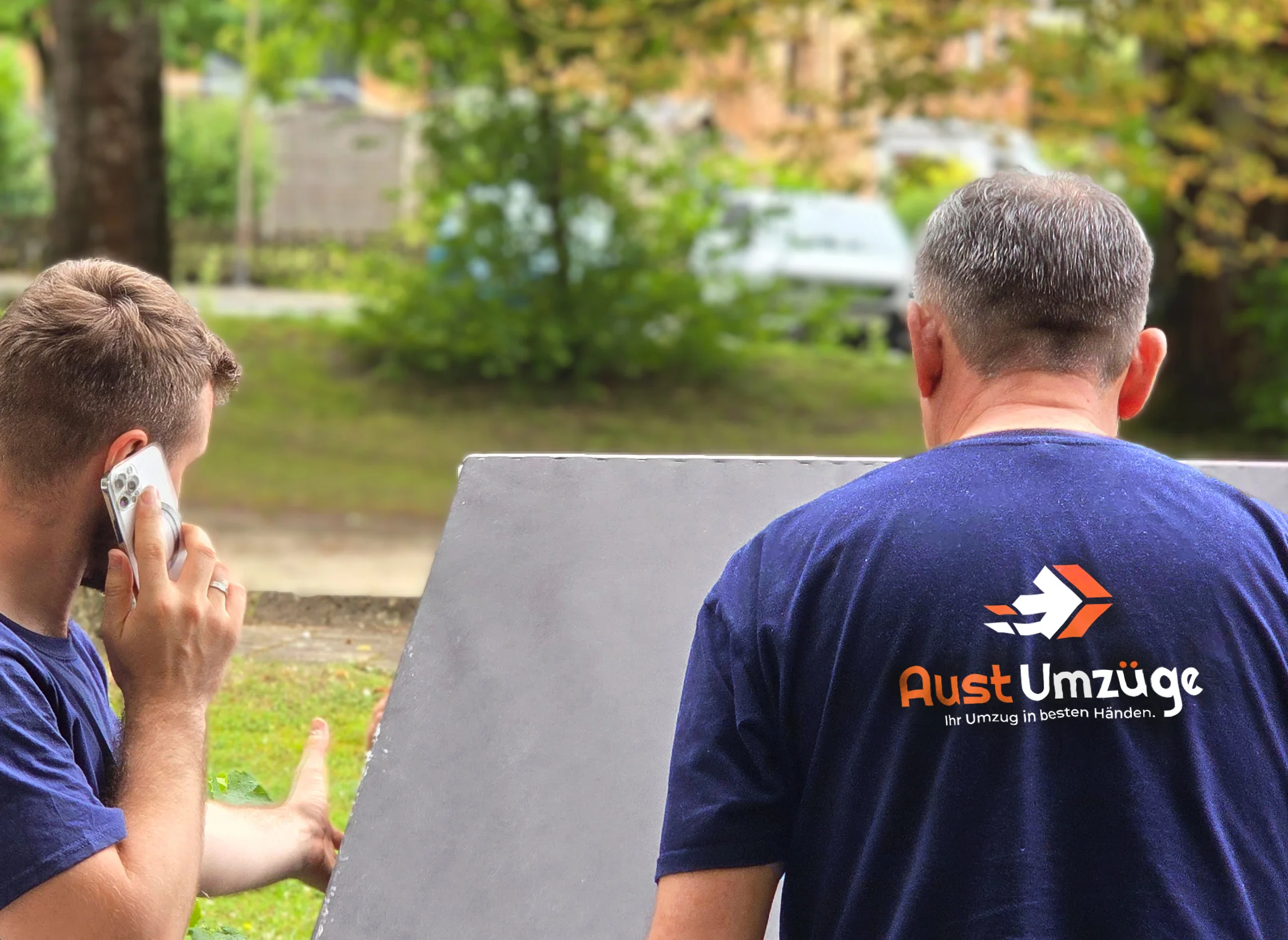 Aust Umzüge Mitarbeiter koordinieren Firmenumzug in Hildesheim