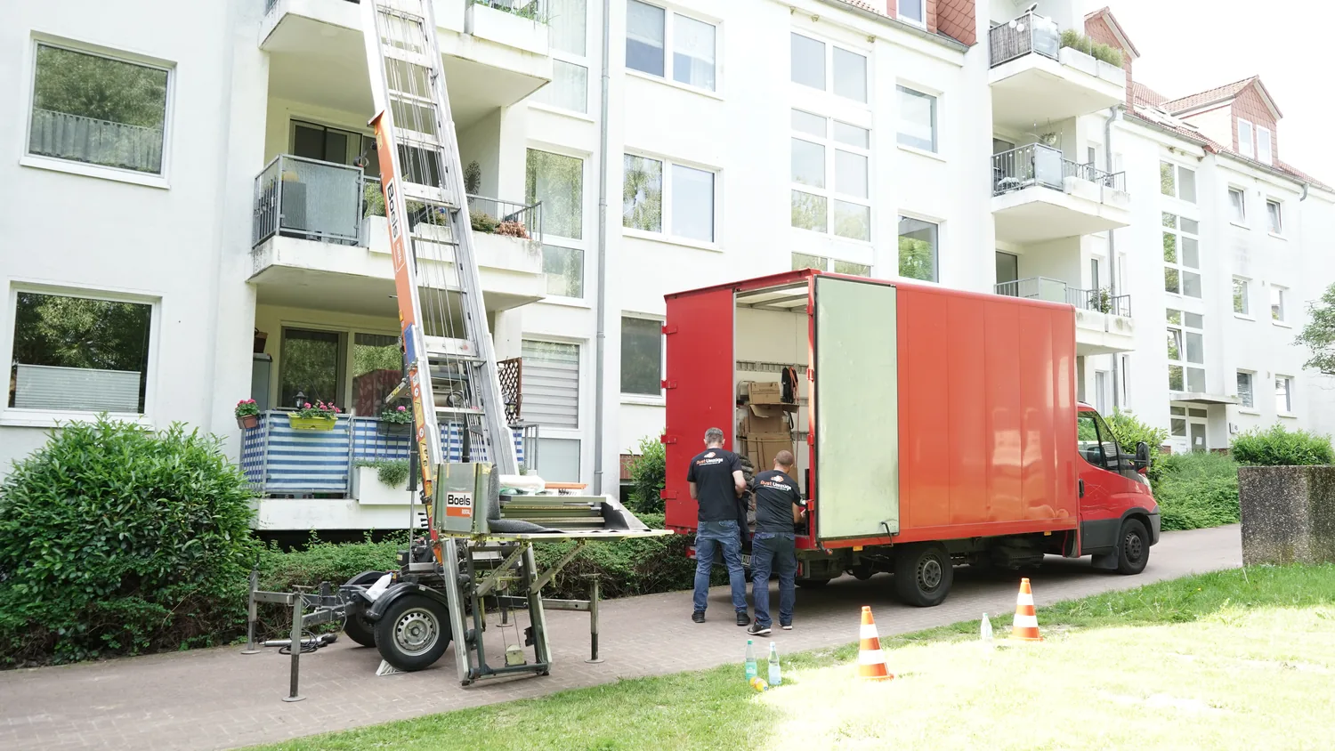 Umzugswagen und Möbellift von Aust Umzüge in abgesicherter Halteverbotszone in Hildesheim