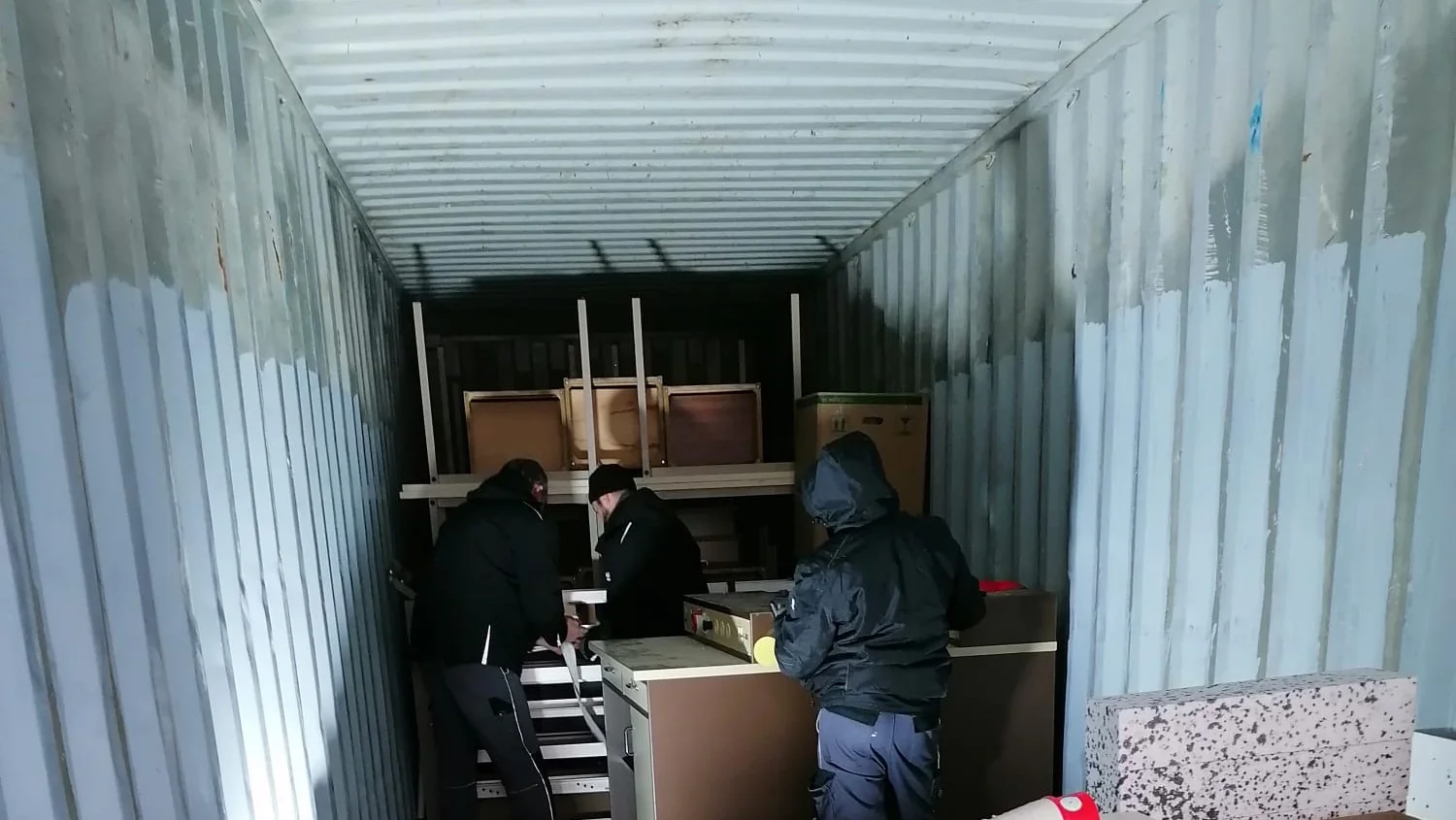 Aust Umzüge Team bei einer Haushaltsauflösung in Hildesheim – drei Mitarbeiter beim Beladen eines Containers