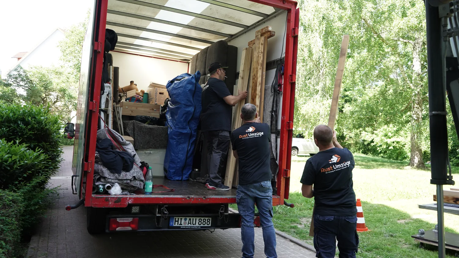 Aust Umzüge Team belädt den LKW bei einer Haushaltsauflösung in Hildesheim