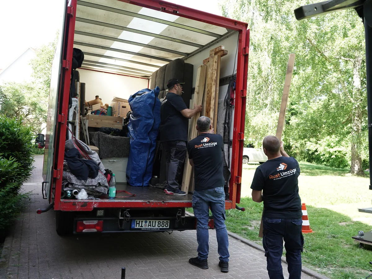 Haushaltsauflösung Hildesheim – Aust Umzüge Team belädt den LKW
