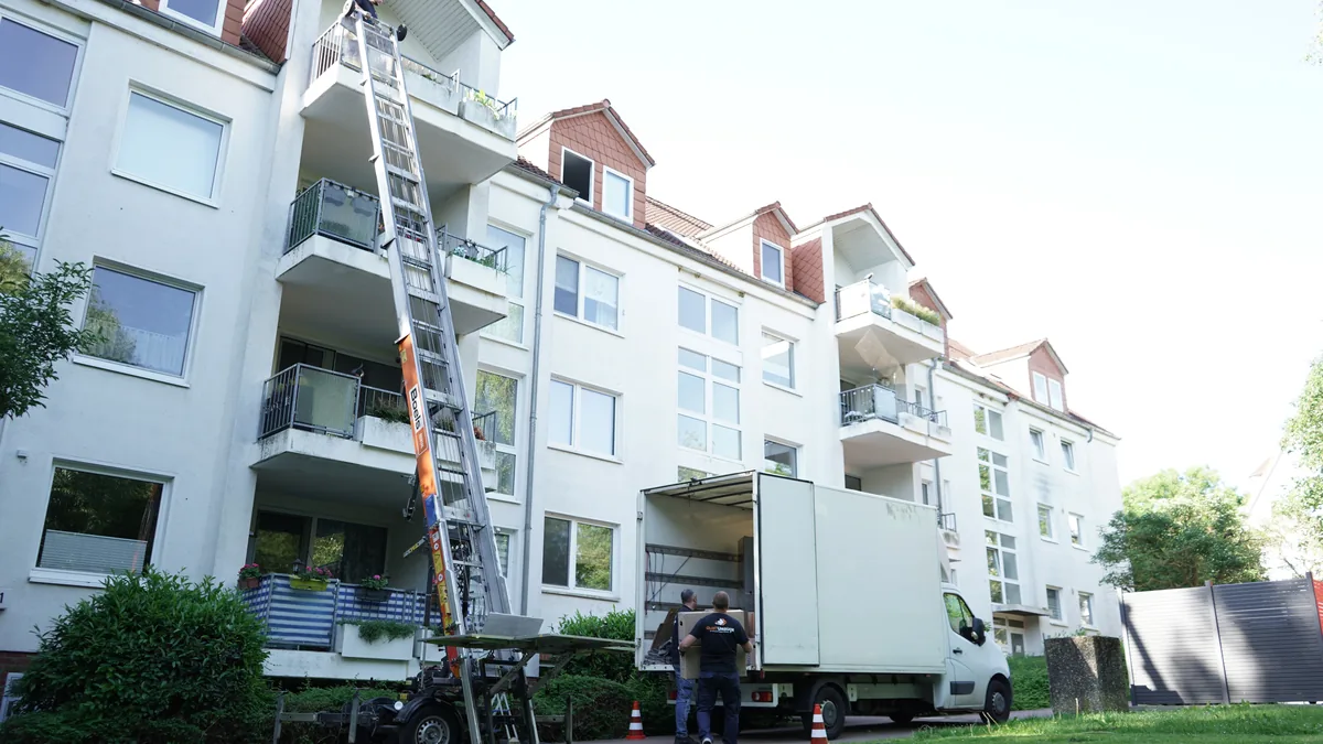 Elektrischer Möbellift von Aust Umzüge Hildesheim transportiert Möbel in ein oberes Stockwerk