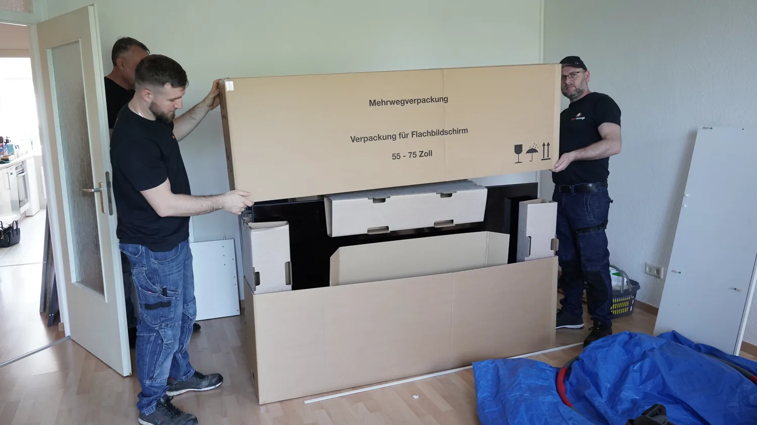 Aust Umzüge Monteure verpacken ein demontiertes Bett fachgerecht