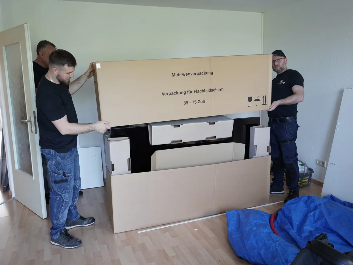 Möbelmontage Hildesheim – demontiertes Bett wird fachgerecht verpackt