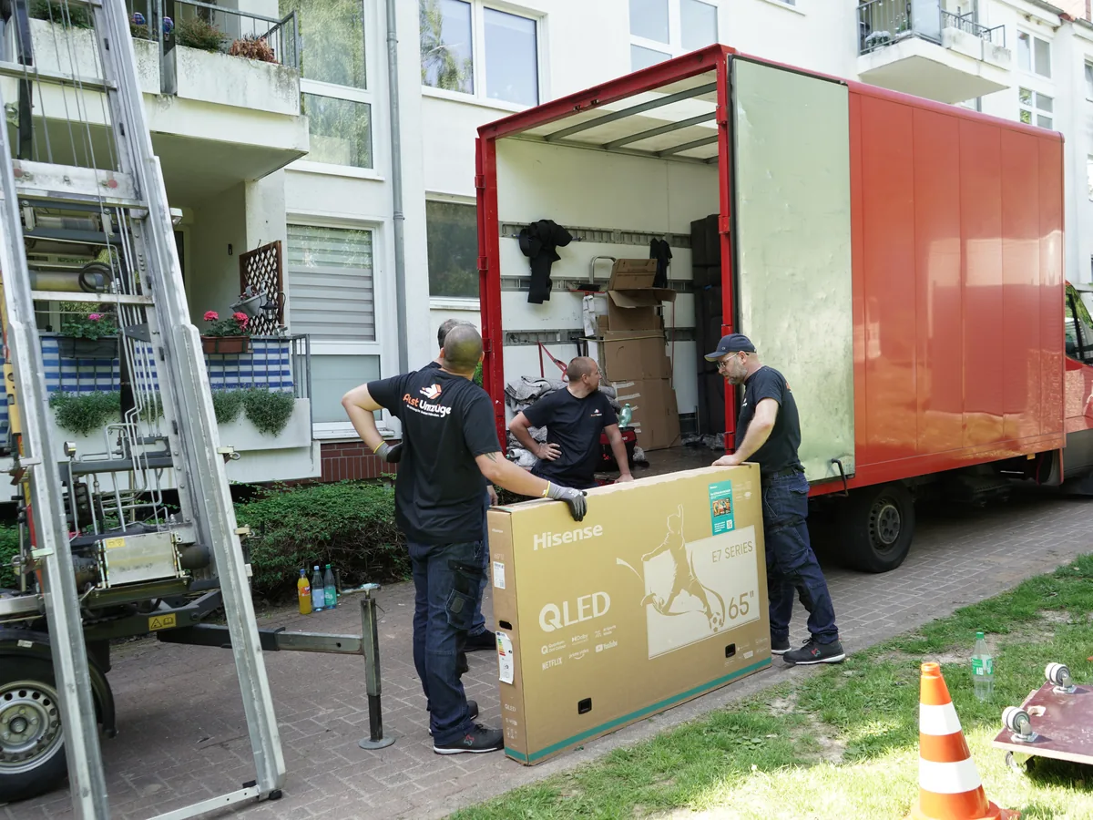 Privatumzug Hildesheim – Team belädt den Umzugswagen mit Möbellift