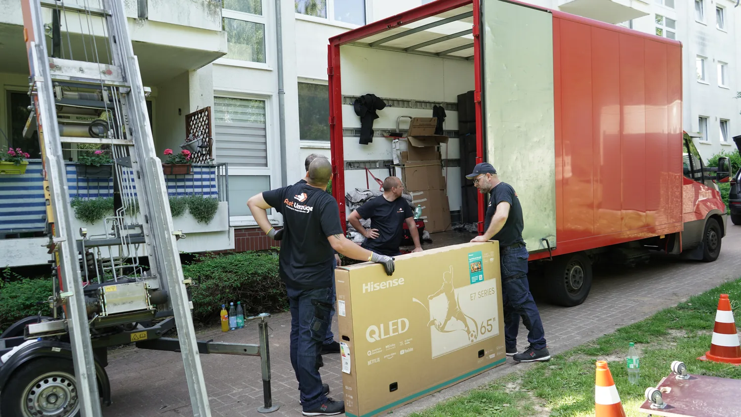 Aust Umzüge Team belädt den Umzugswagen mit Möbellift beim Privatumzug in Hildesheim