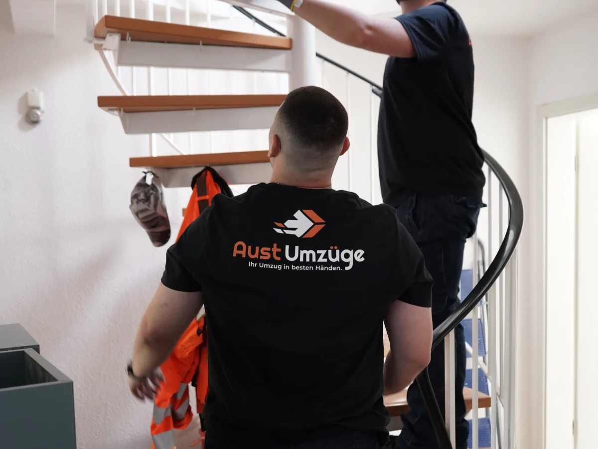 Seniorenumzug Hildesheim – sorgfältiges Tragen über die Wendeltreppe