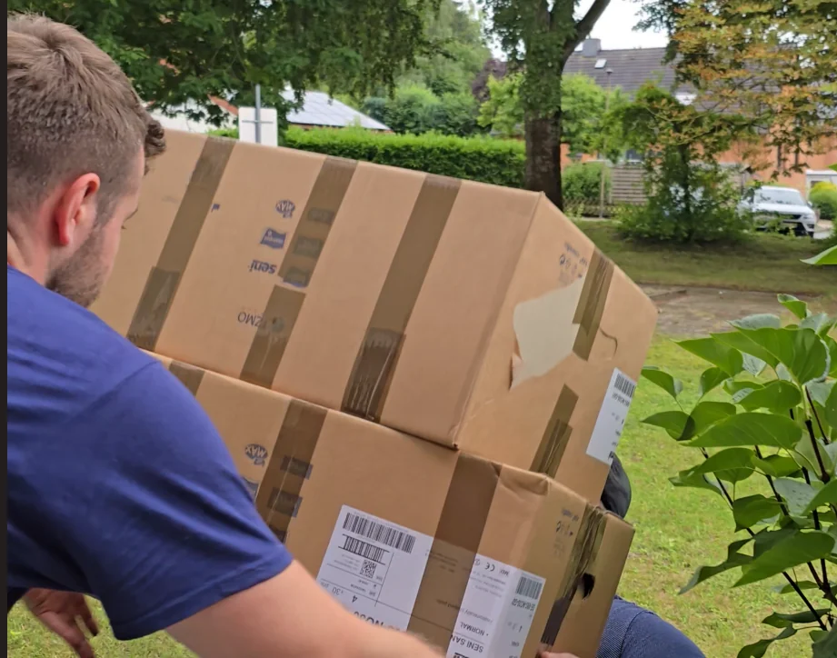 Aust Umzüge Mitarbeiter trägt Umzugskartons beim Seniorenumzug in Hildesheim