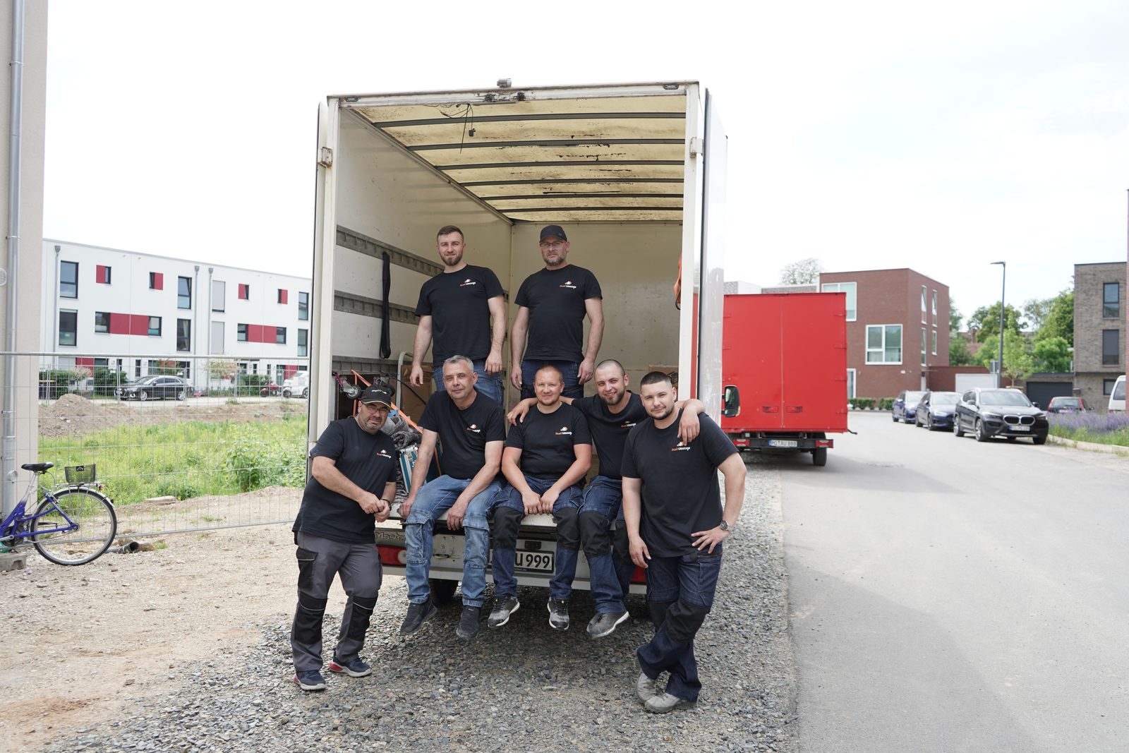 Das Team von Aust Umzüge vor dem Umzugs-LKW in Hildesheim