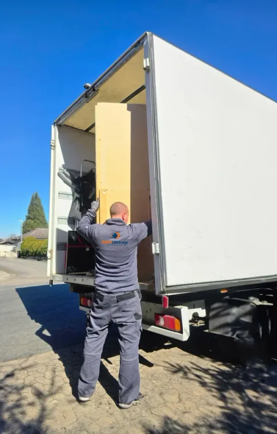 Aust Umzüge Mitarbeiter beim Umzug