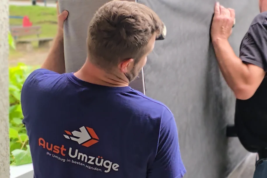 Aust Umzüge Mitarbeiter tragen Möbel beim Privatumzug in Hildesheim