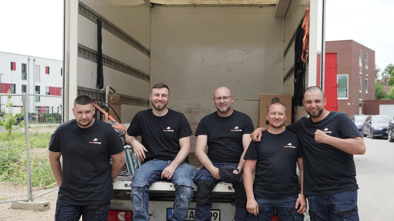Das Aust Umzüge Team vor dem Umzugswagen – Ihre Ansprechpartner bei der Umzugsberatung in Hildesheim