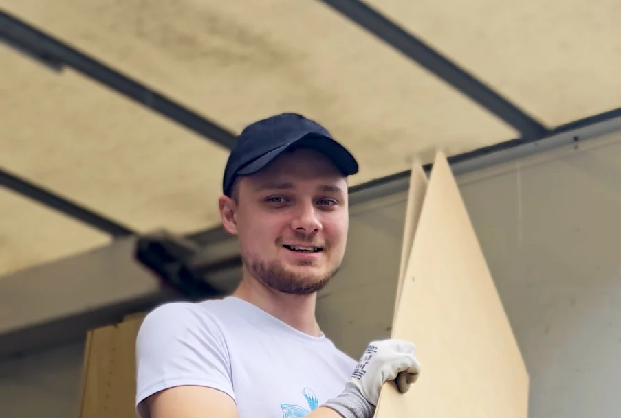 Umzugshelfer von Aust Umzüge Hildesheim – professioneller Möbelpacker im Einsatz